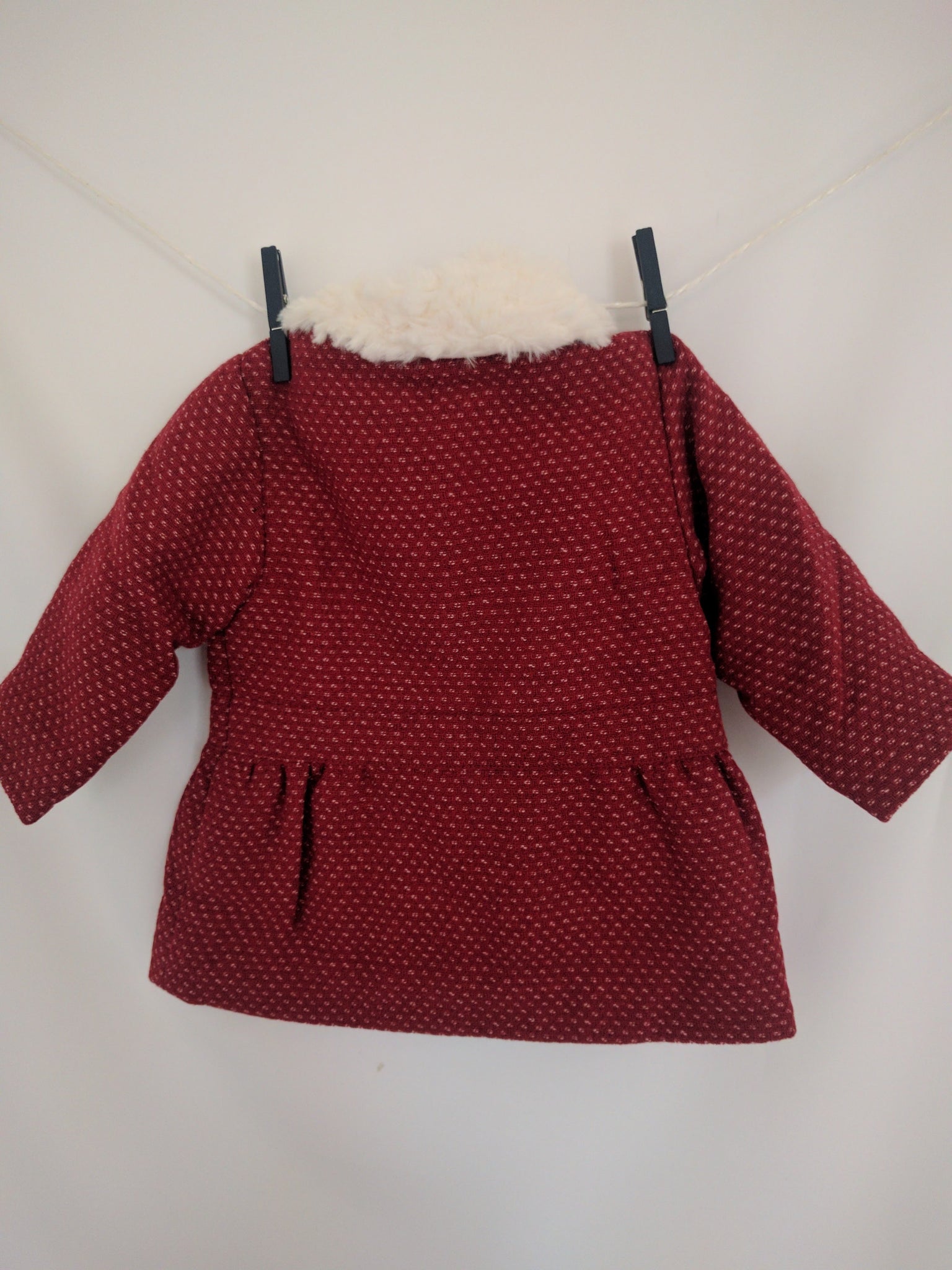 Manteau rouge et col claudine