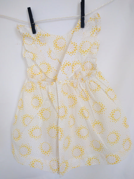 Robe blanche et jaune croisée dans le dos