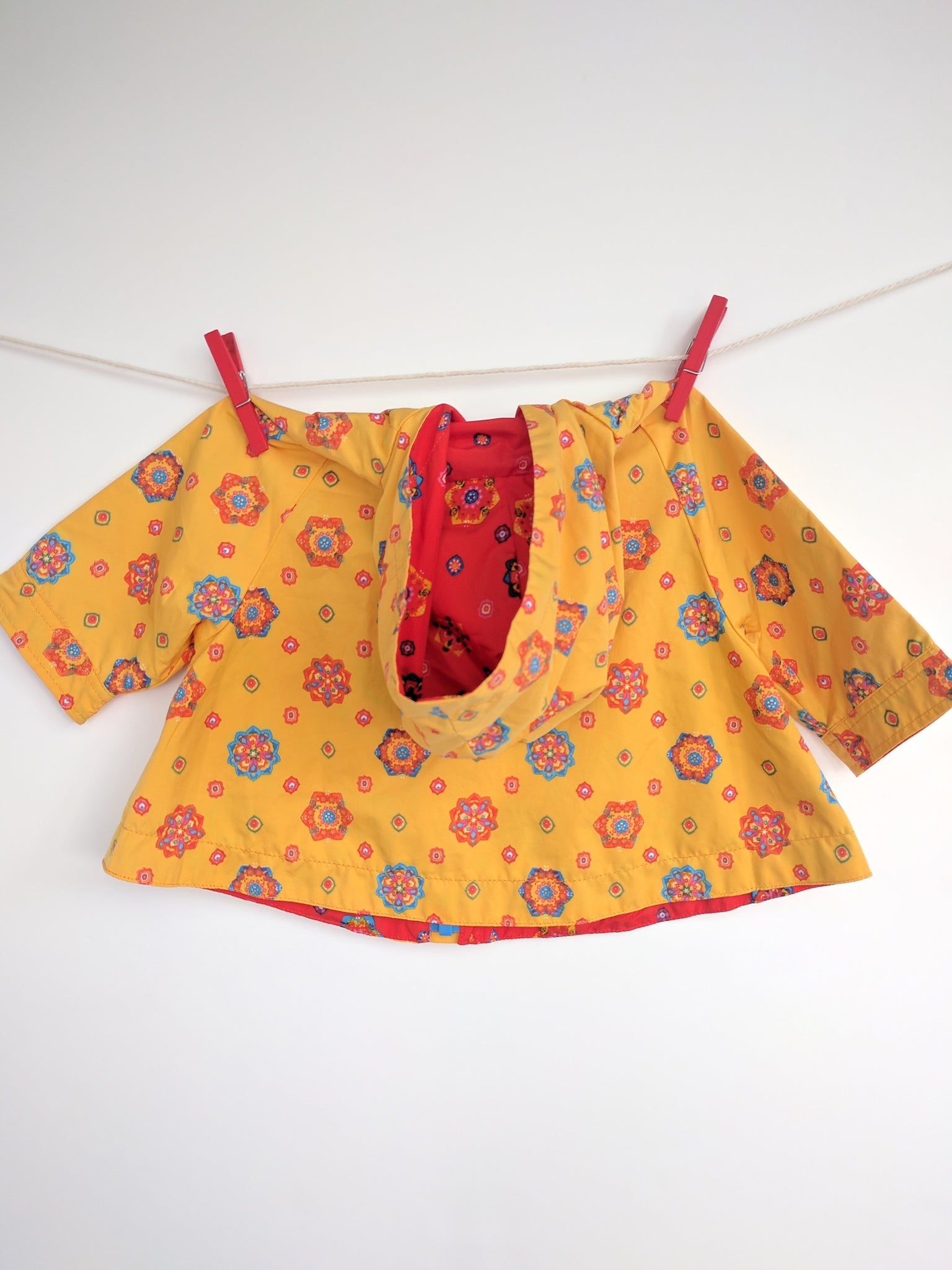 Imper jaune à motif