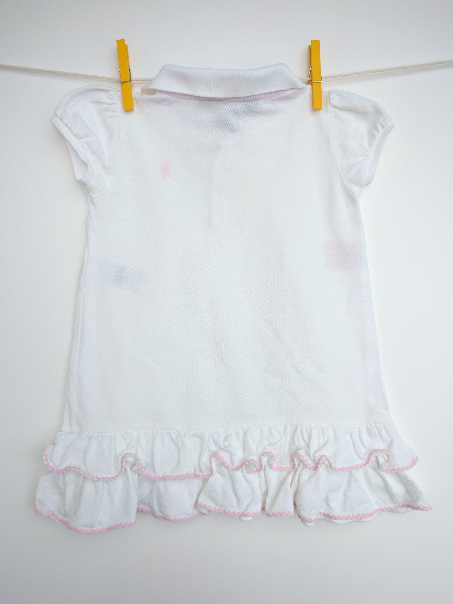 Robe blanche à liseré rose avec culotte