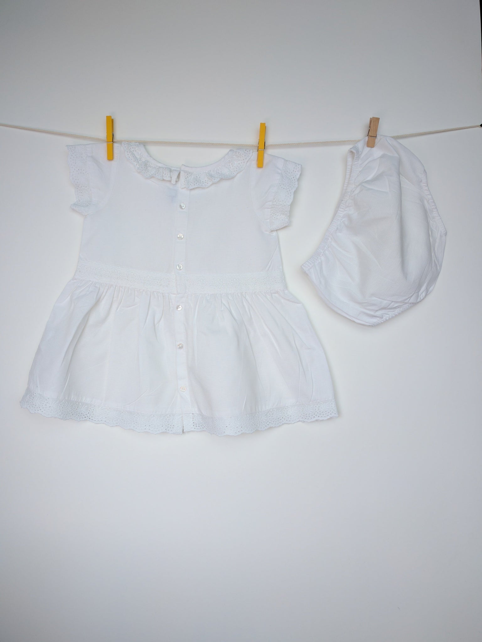 Robe blanche brodée