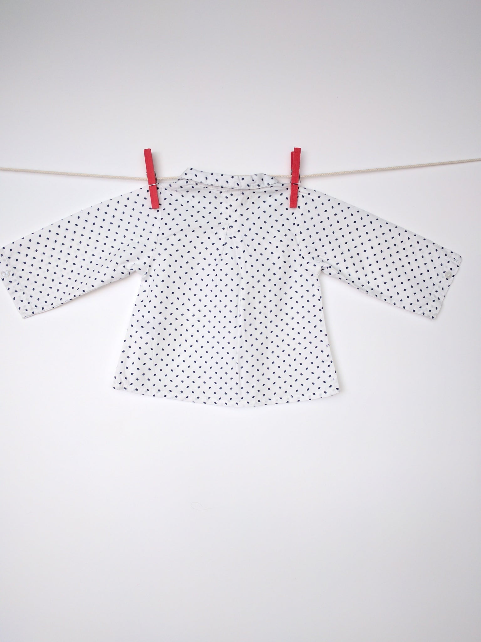 Chemise à pois bleu et blanc