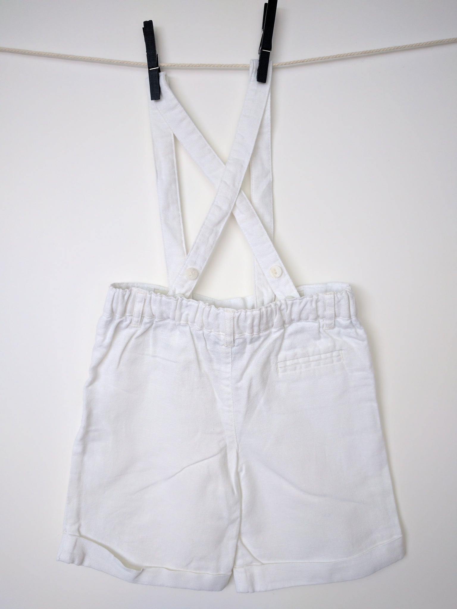 Short en lin à bretelles