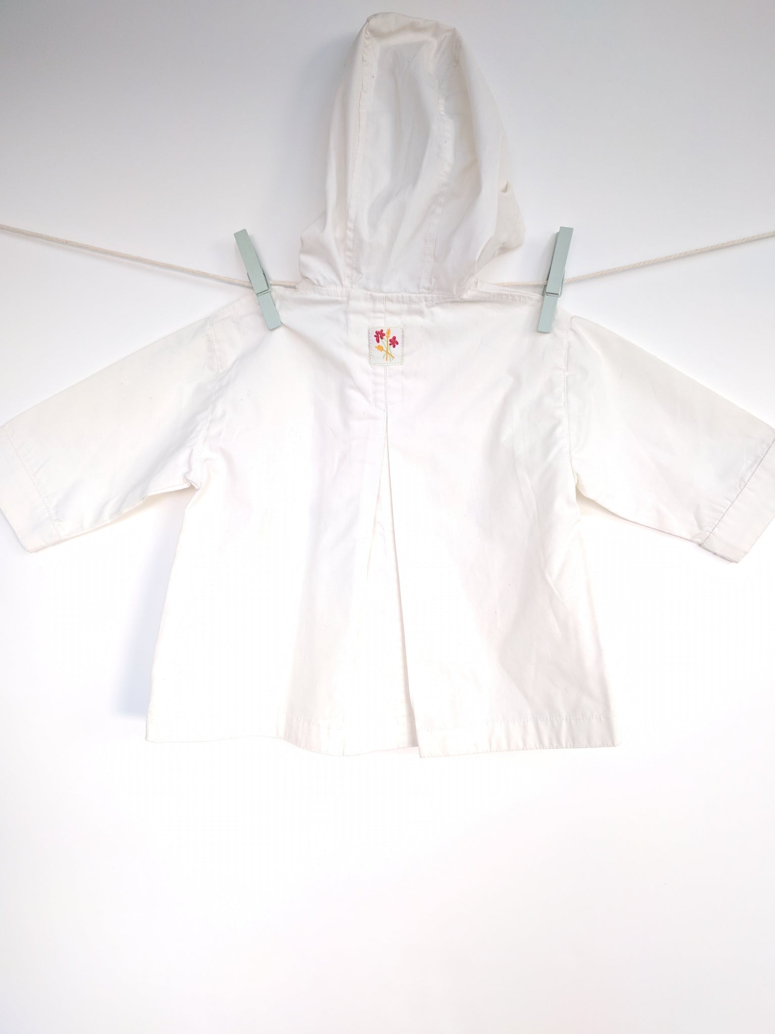 Manteau blanc avec motif fleur
