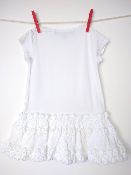 Robe blanche confort avec fleurs