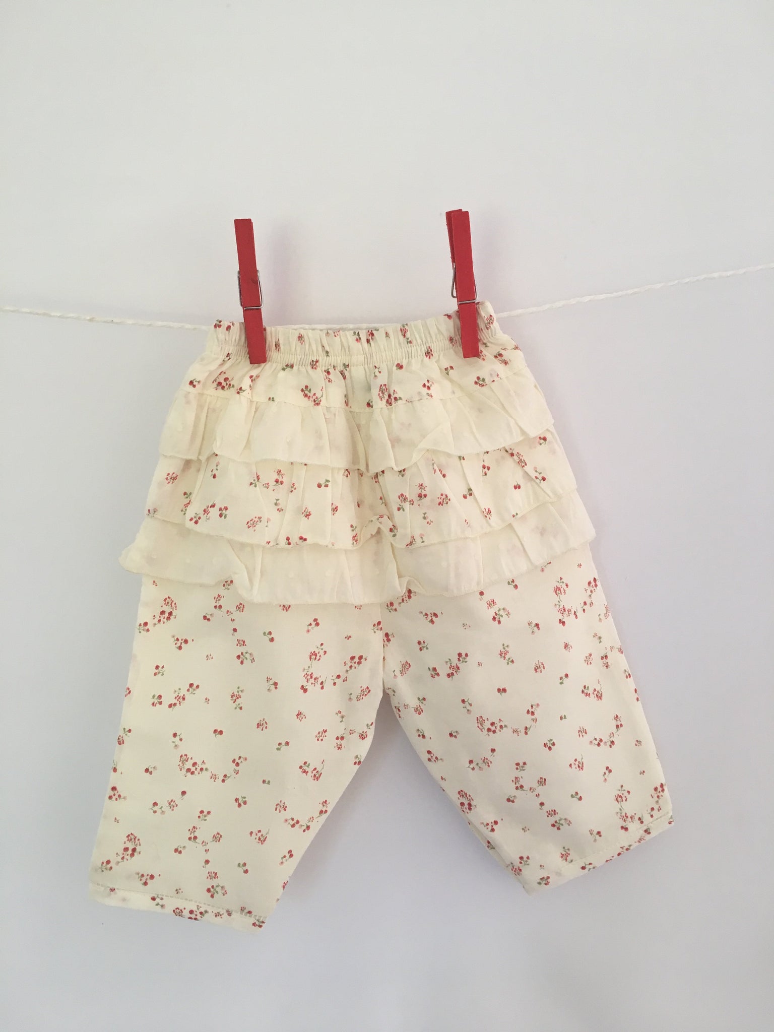 Pantalon crème froufrous motifs liberty