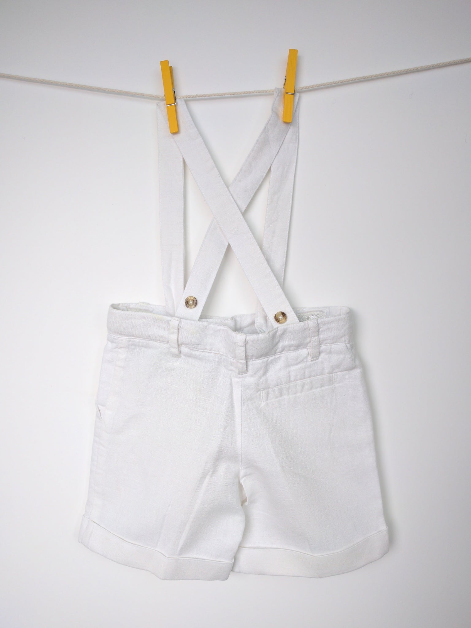 Short en lin blanc avec bretelles