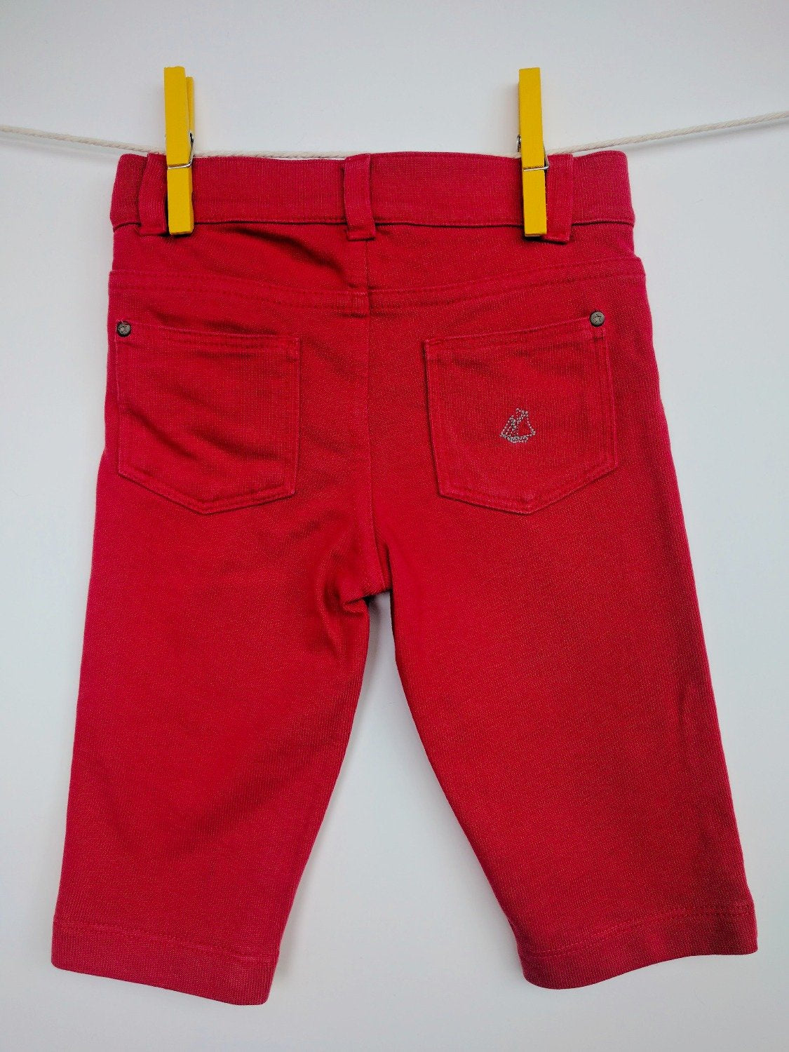 Pantalon rouge avec 2 rayures grises
