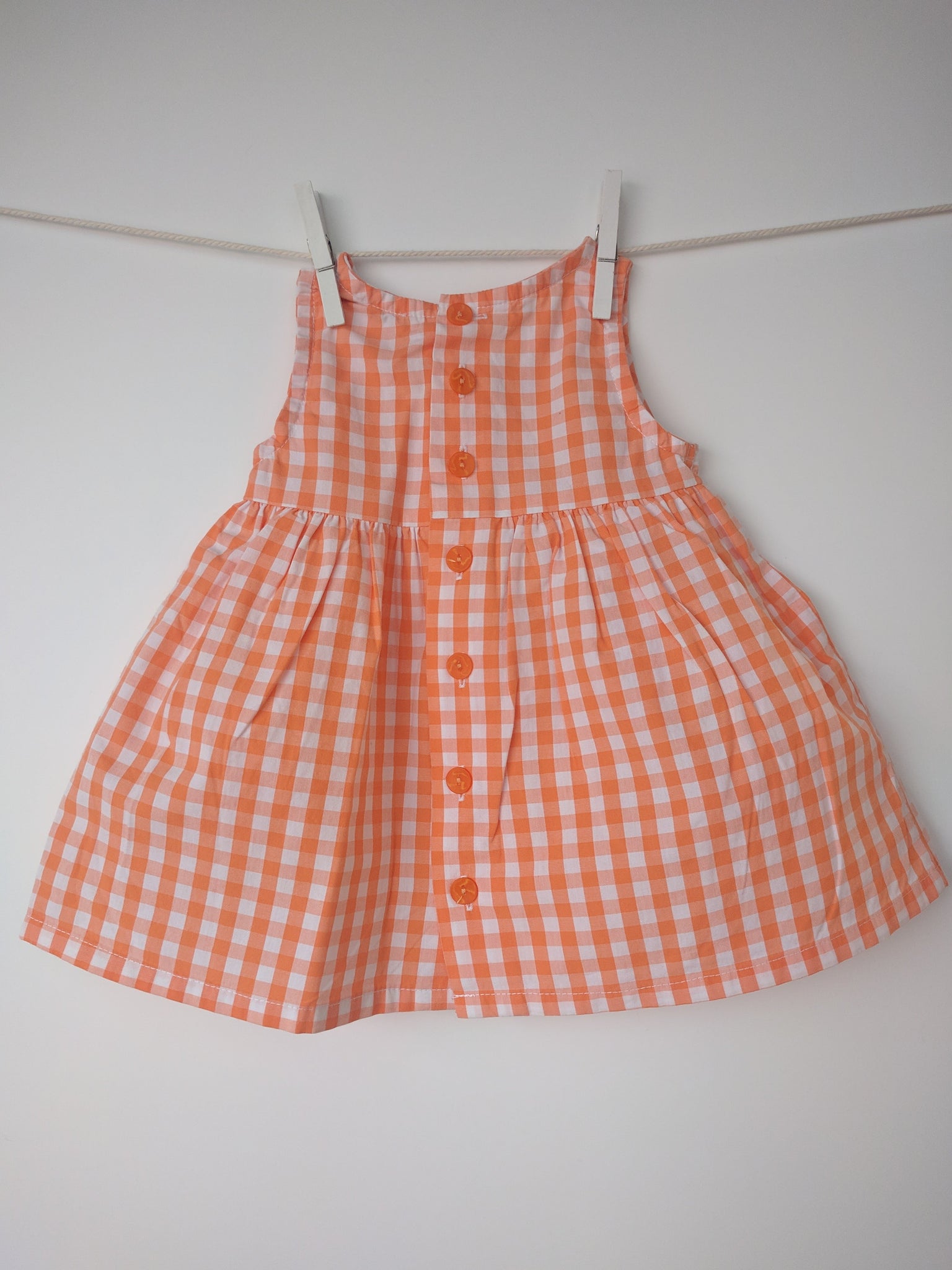 Robe à carreaux orange et blanche