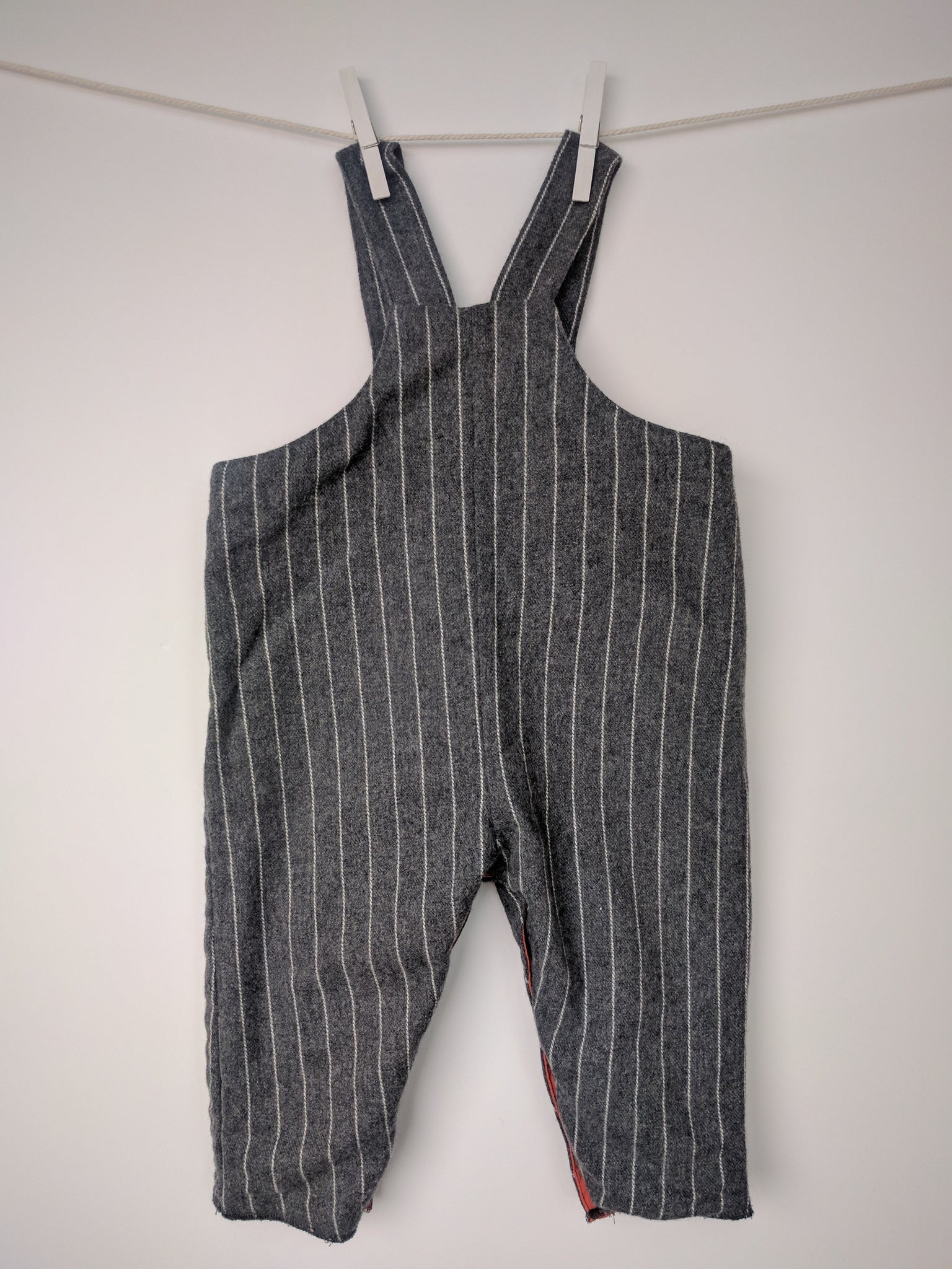 Salopette en laine grise et orange