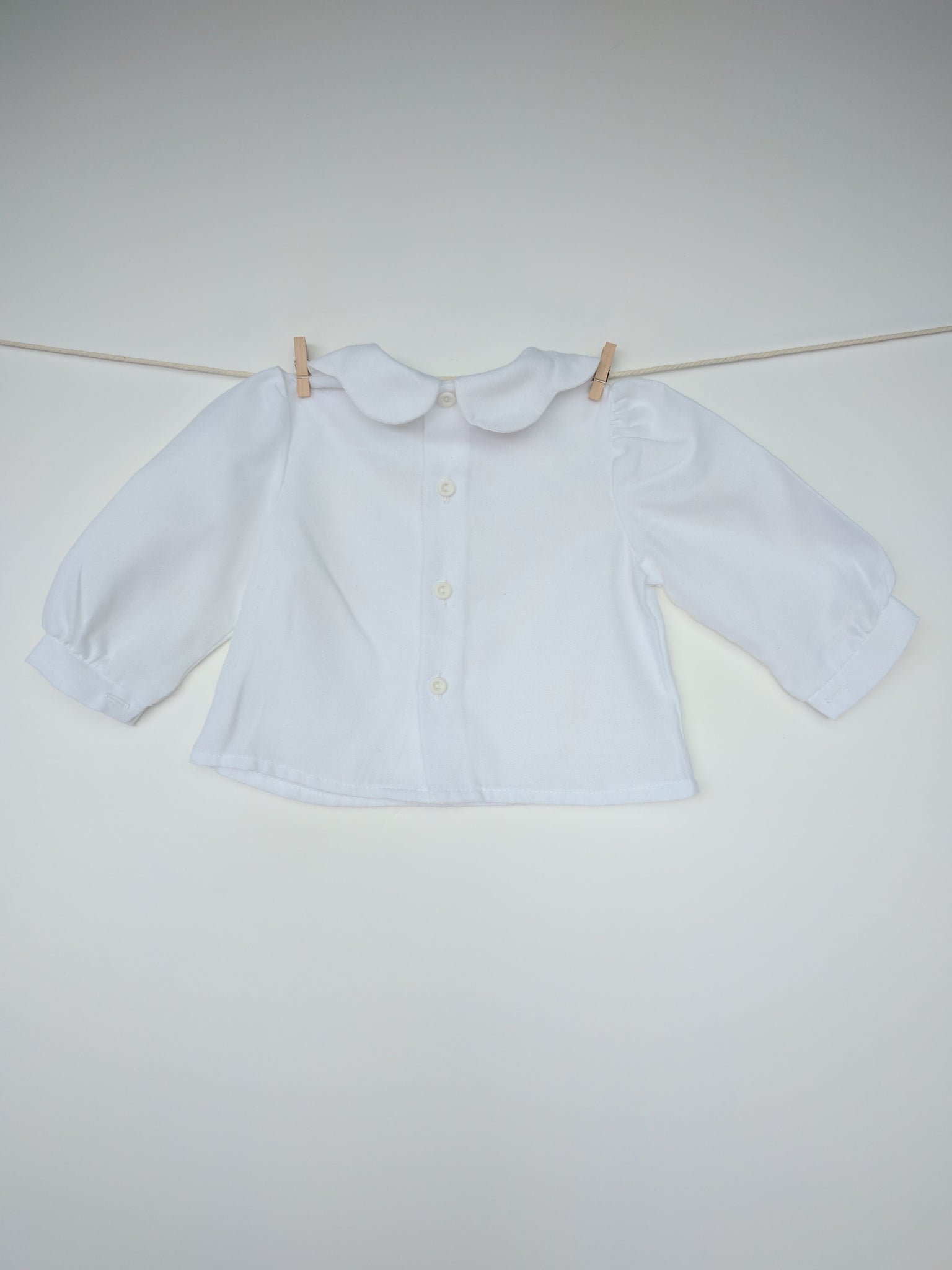 Blouse blanche avec col claudine fleuri