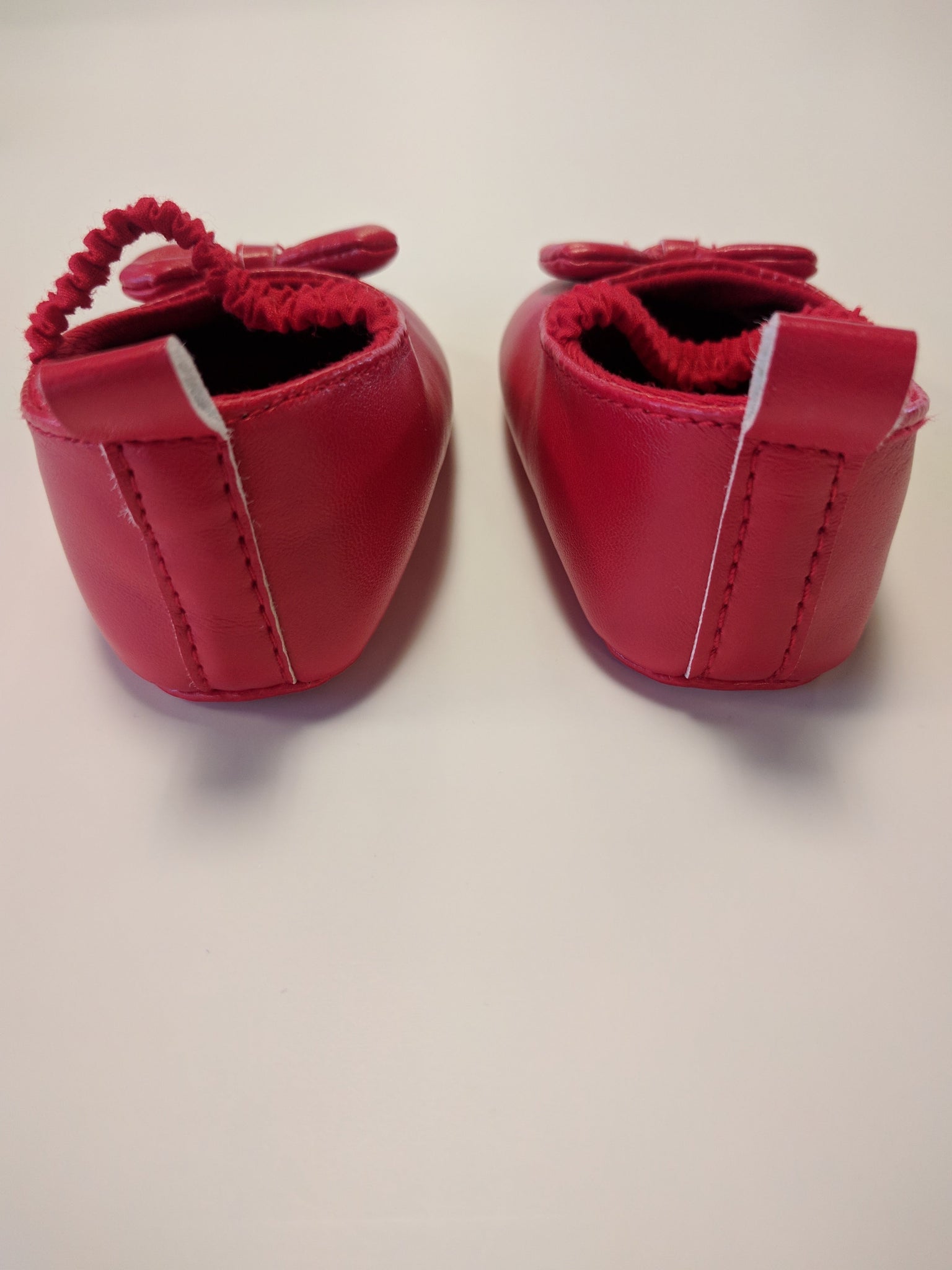 Chaussures avec petit noeud rouge