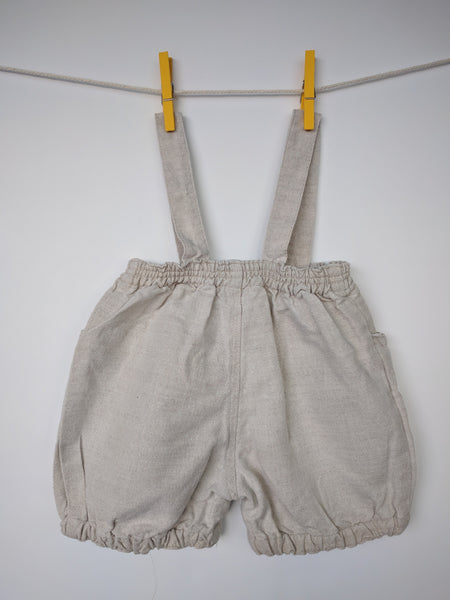 Short à bretelles en lin