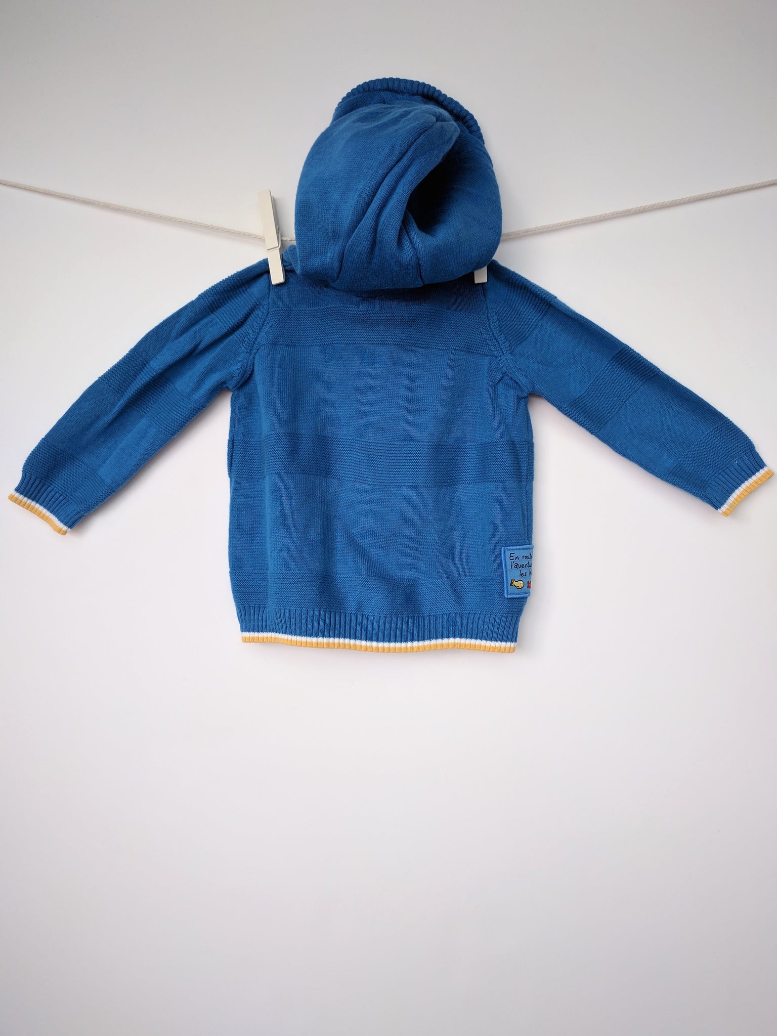 Gilet manches longues bleu liseré blanc et jaune