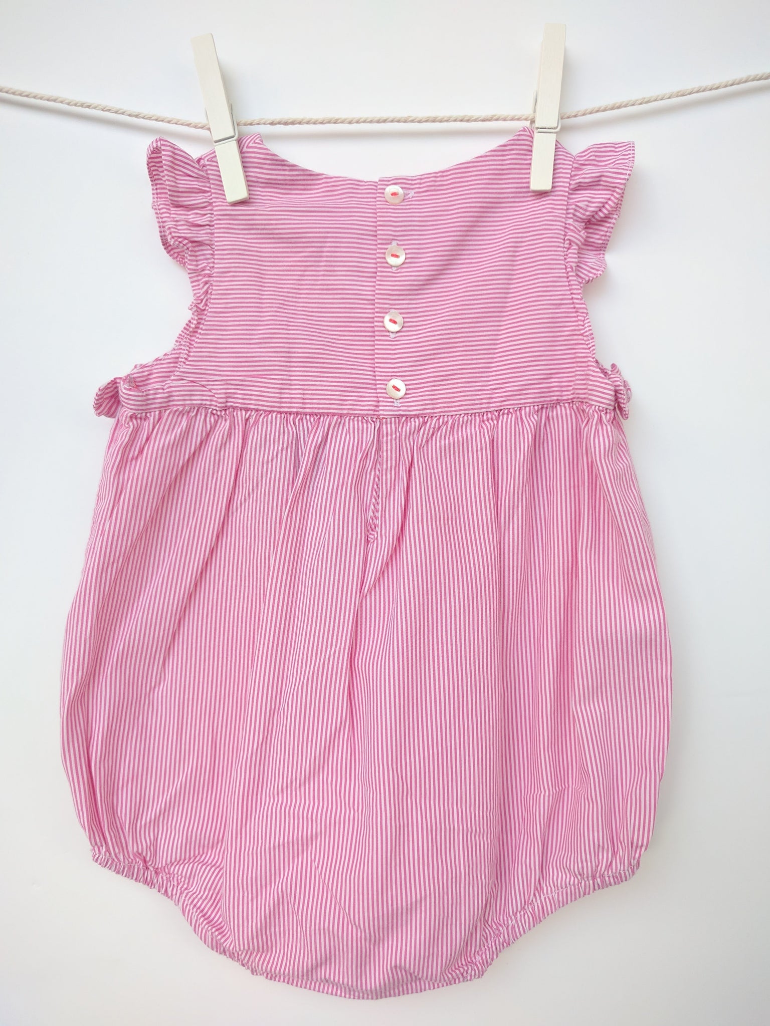 Combicourte avec froufrou sur les manches