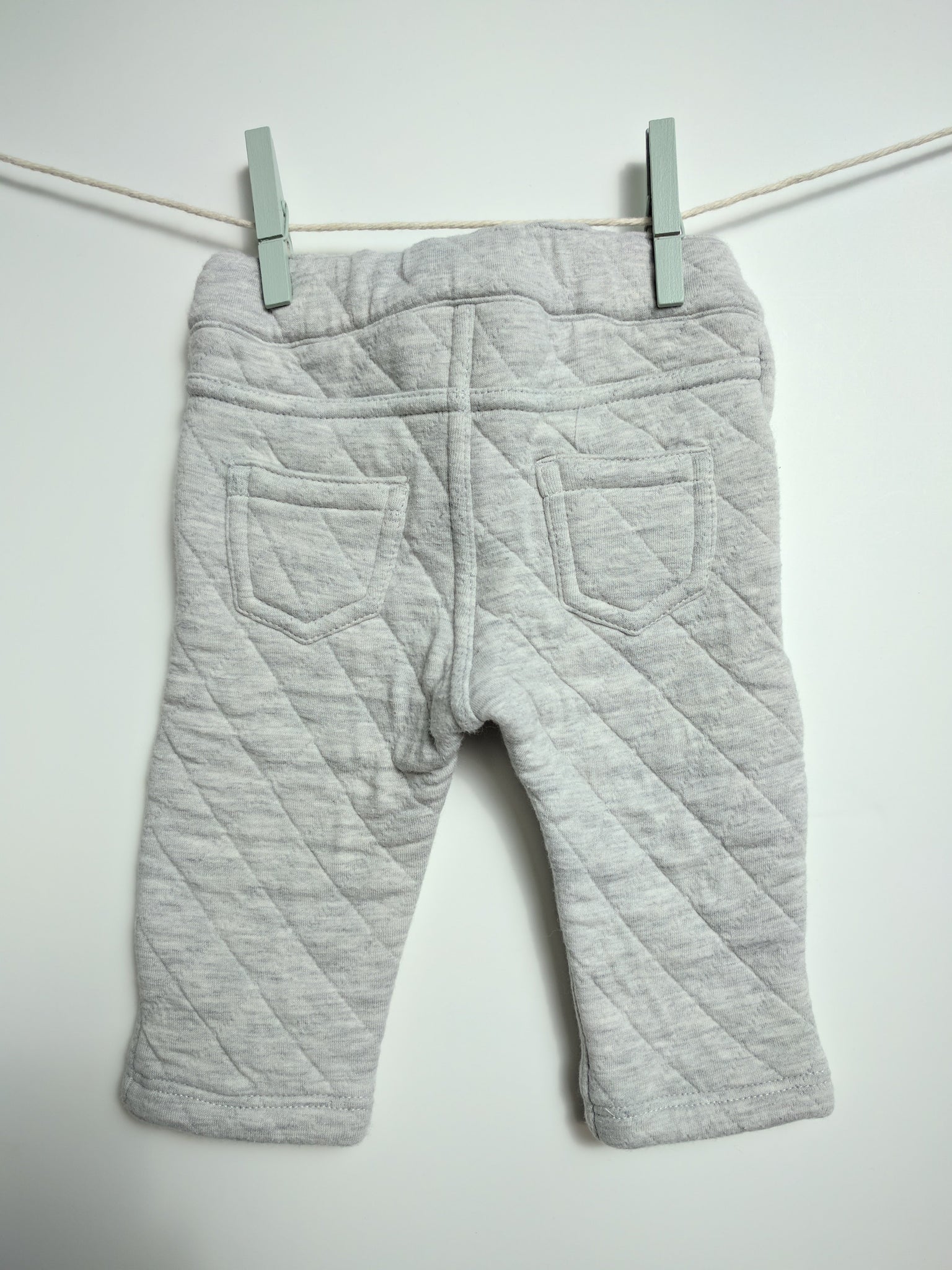 Pantalon matelassé gris