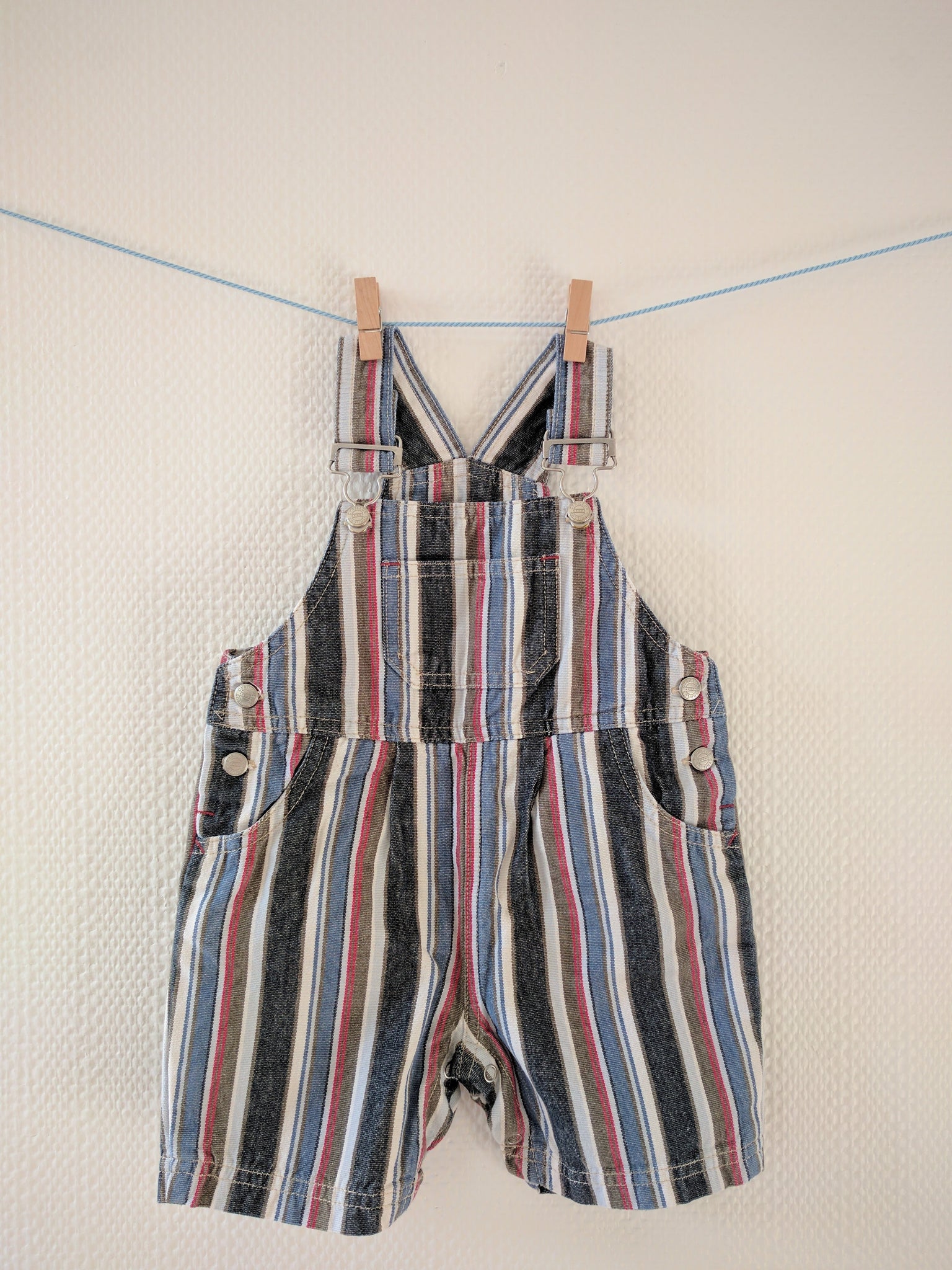 Salopette rayée rouge et bleue