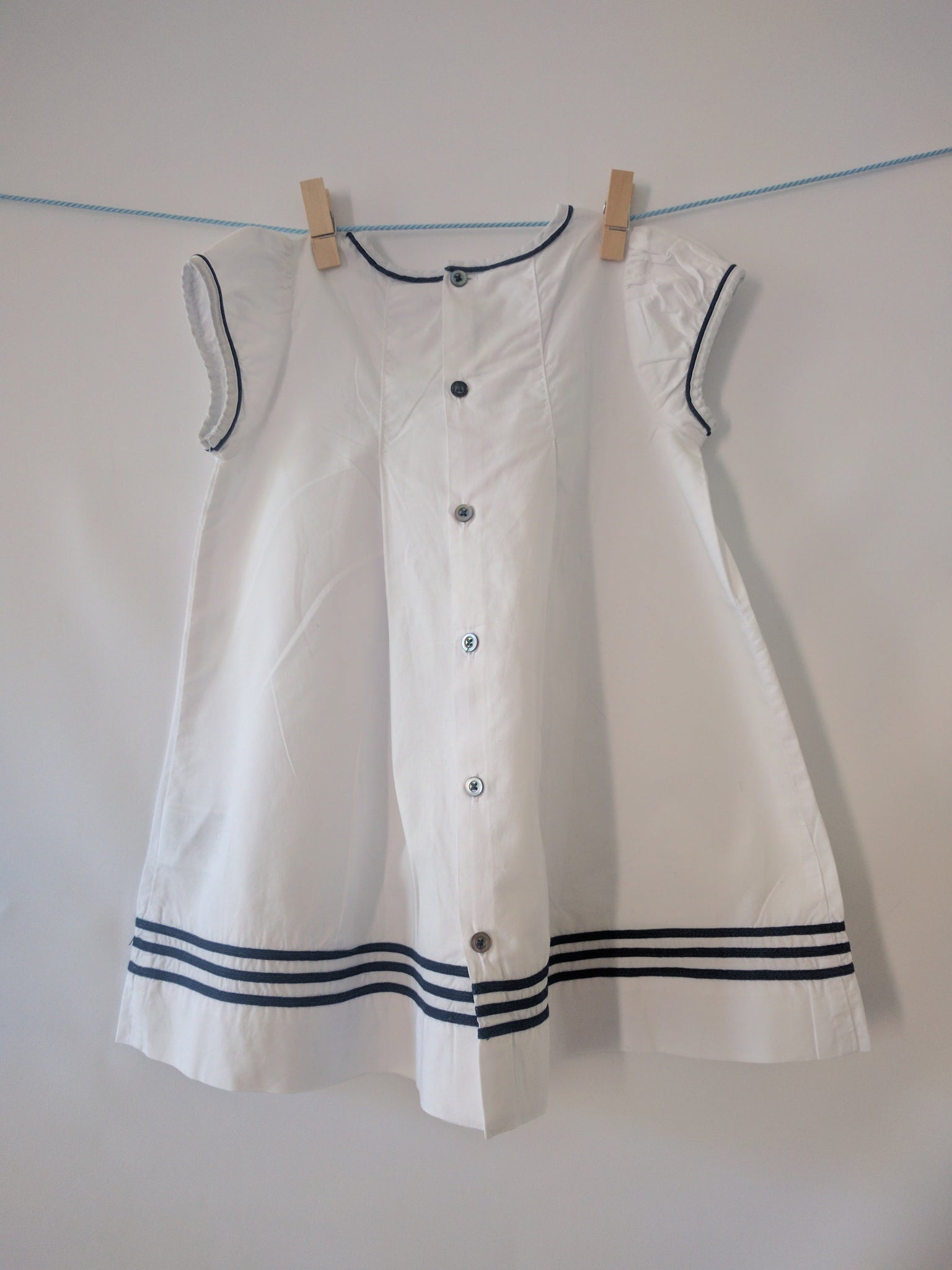 Robe blanche marine
